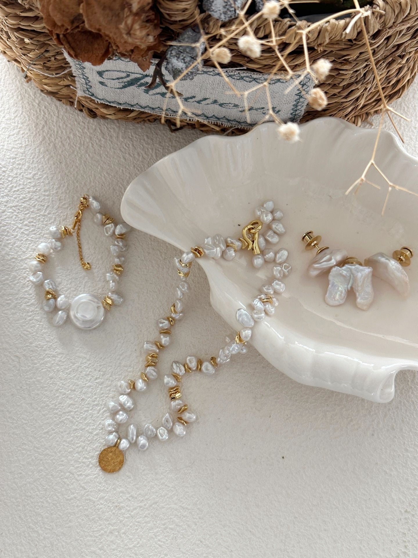 Collana di perle di mare Keshi con moneta oro dorato