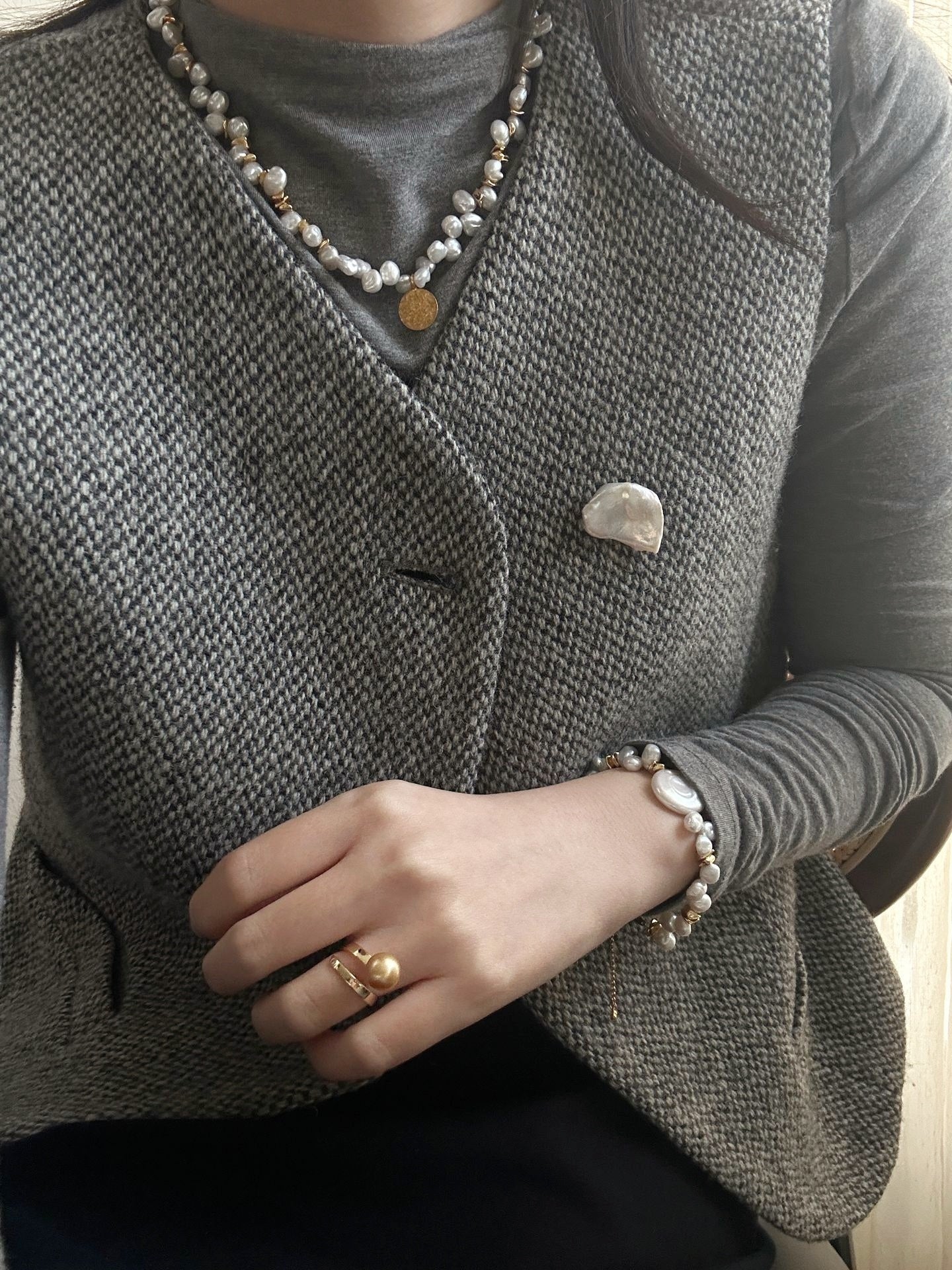 Collana di perle di mare Keshi con moneta oro dorato