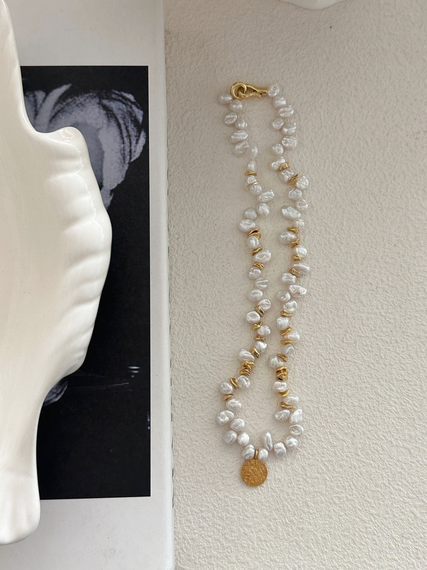 Collana di perle di mare Keshi con moneta oro dorato