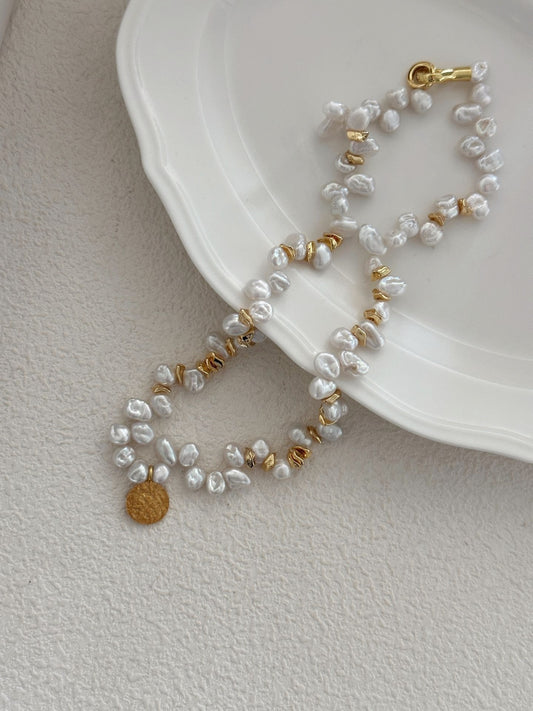 Collana di perle di mare Keshi con moneta oro dorato