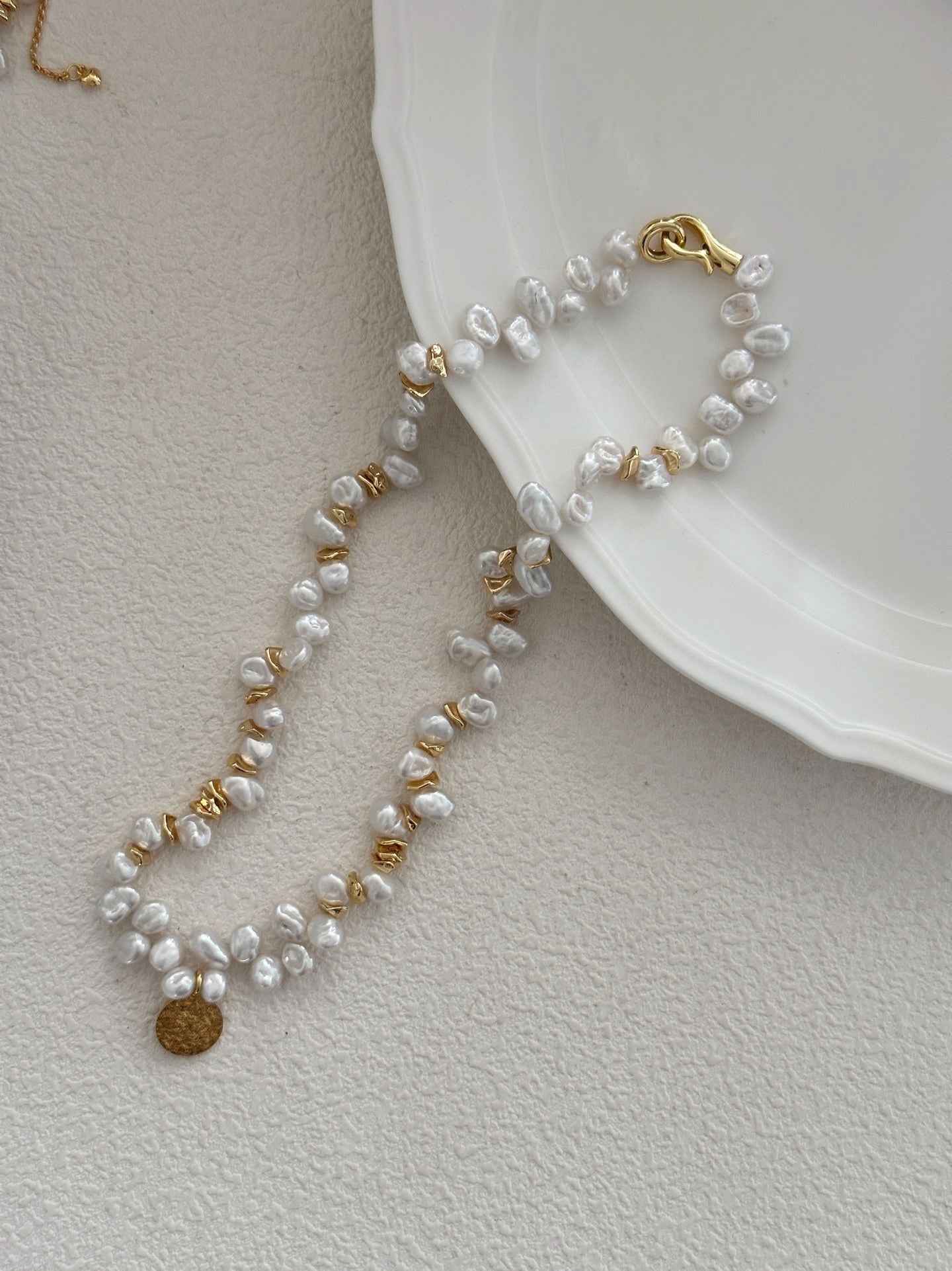 Collana di perle di mare Keshi con moneta oro dorato