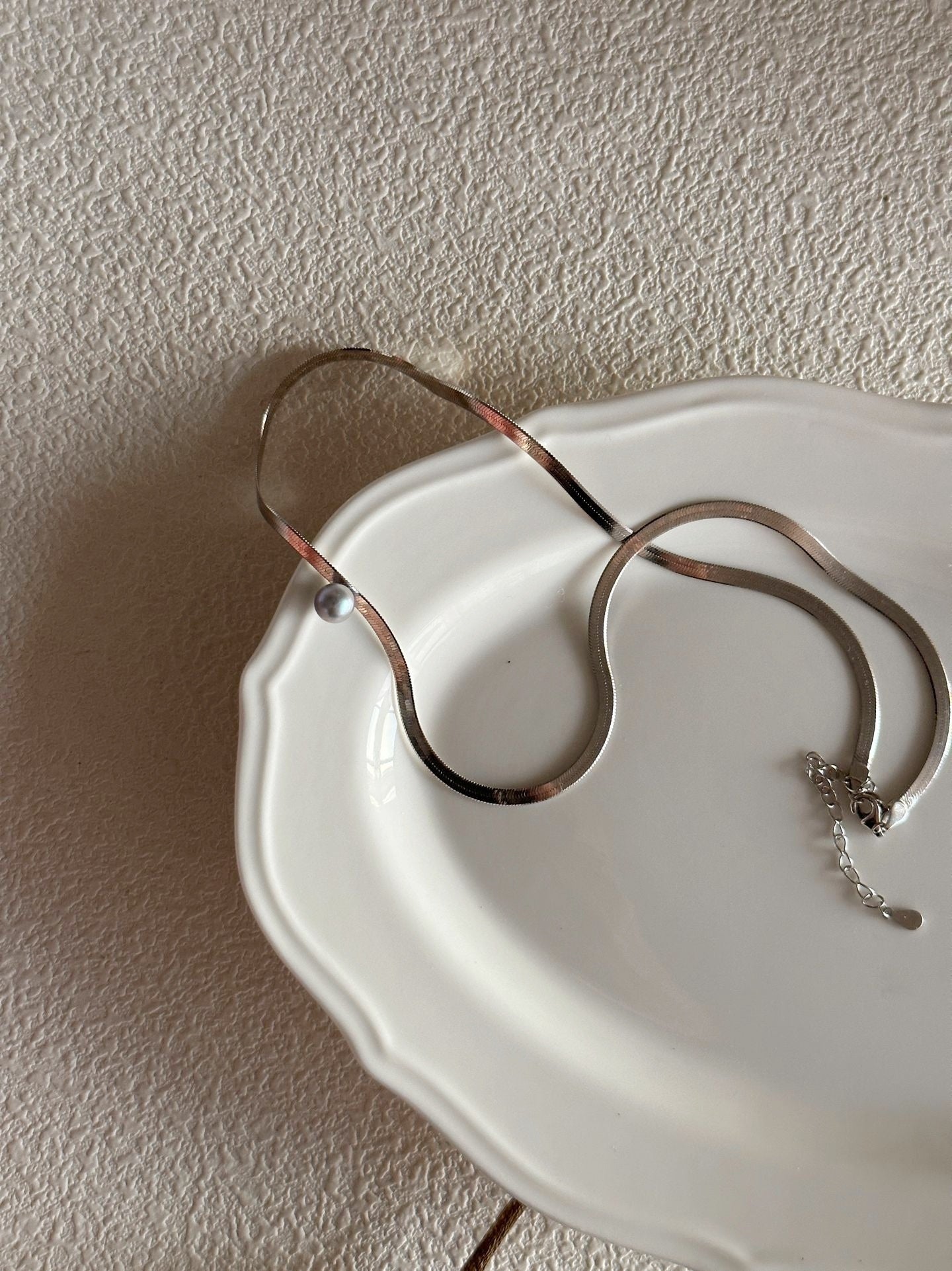 Collana d'oro bianco con singola perla Akoya