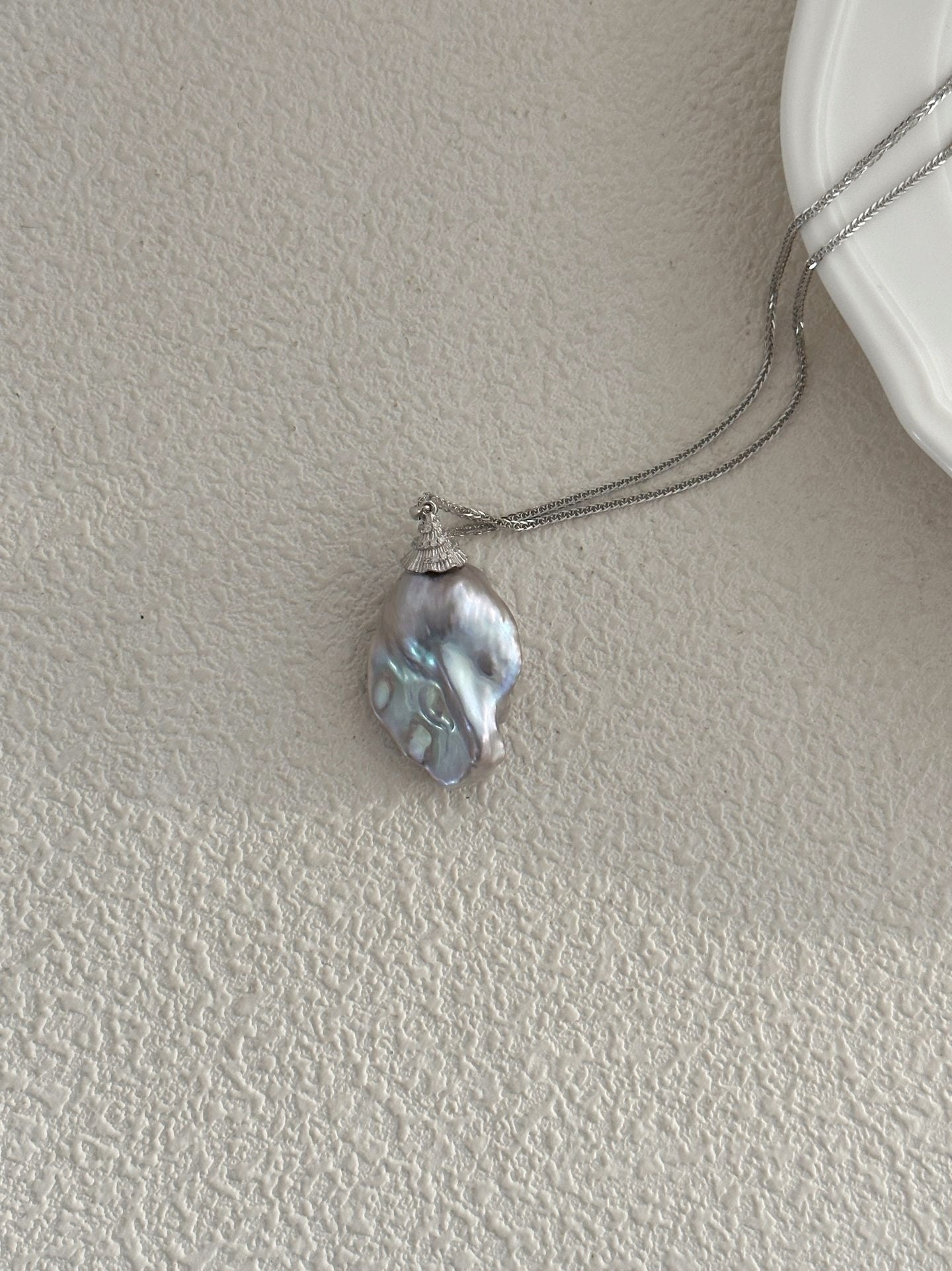 Collana di perla barocca grigia