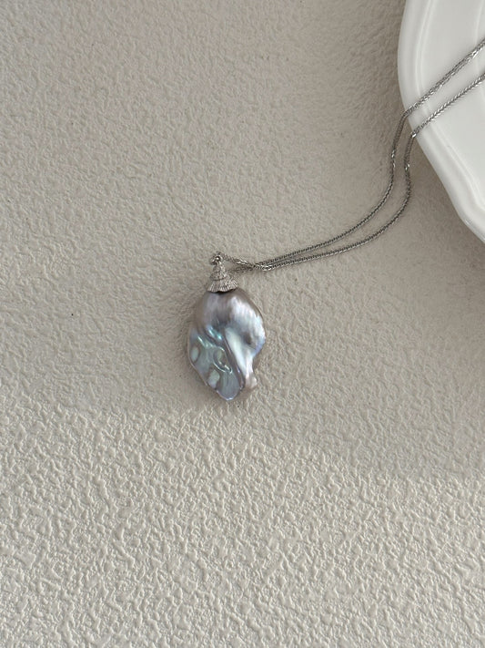 Collana di perla barocca grigia