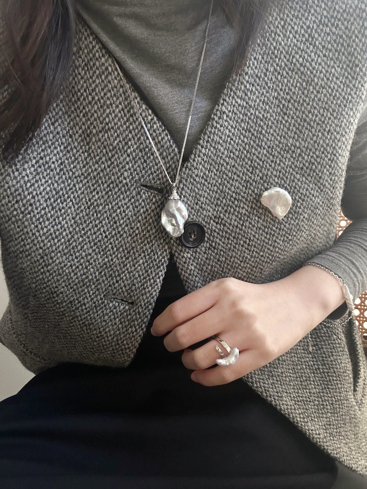 Collana di perla barocca grigia