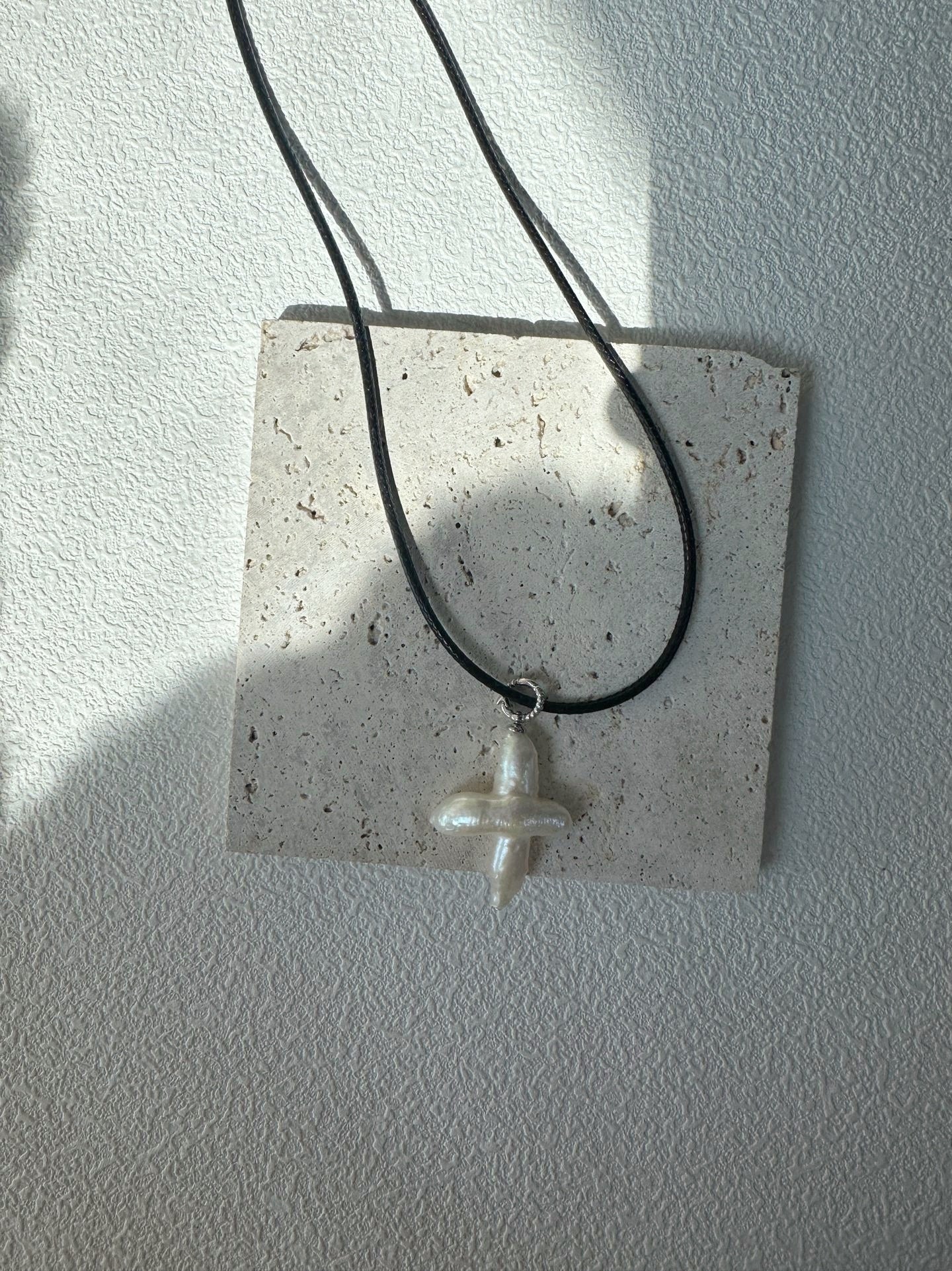 Croce su corda di pelle