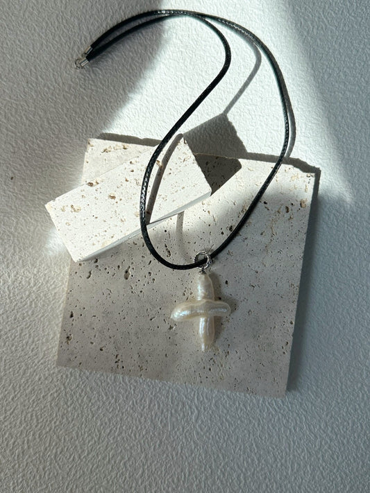 Croce su corda di pelle