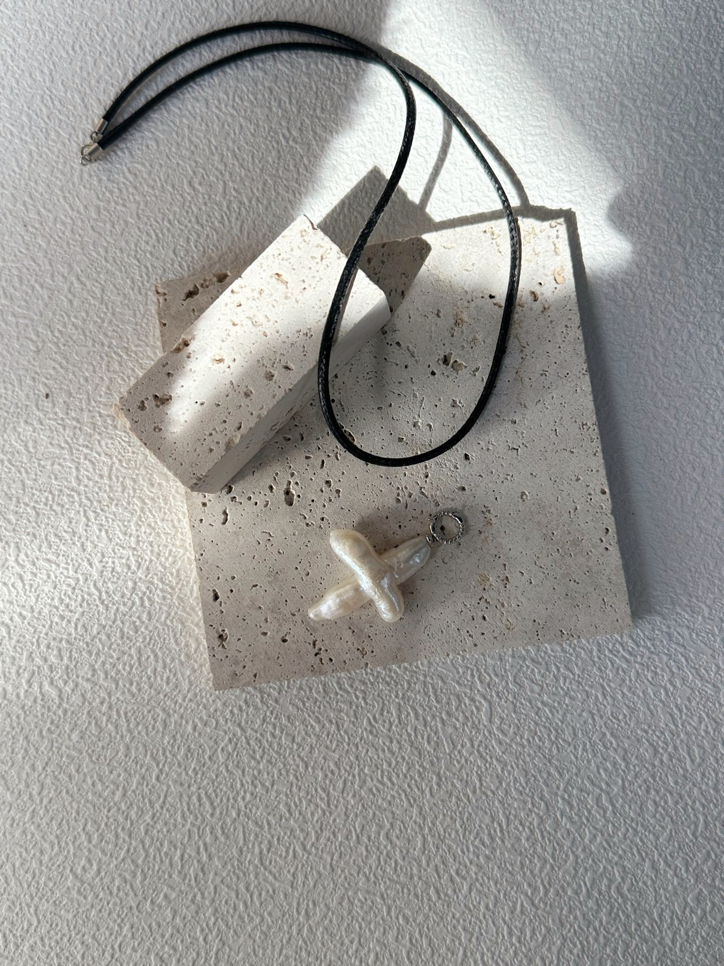 Croce su corda di pelle