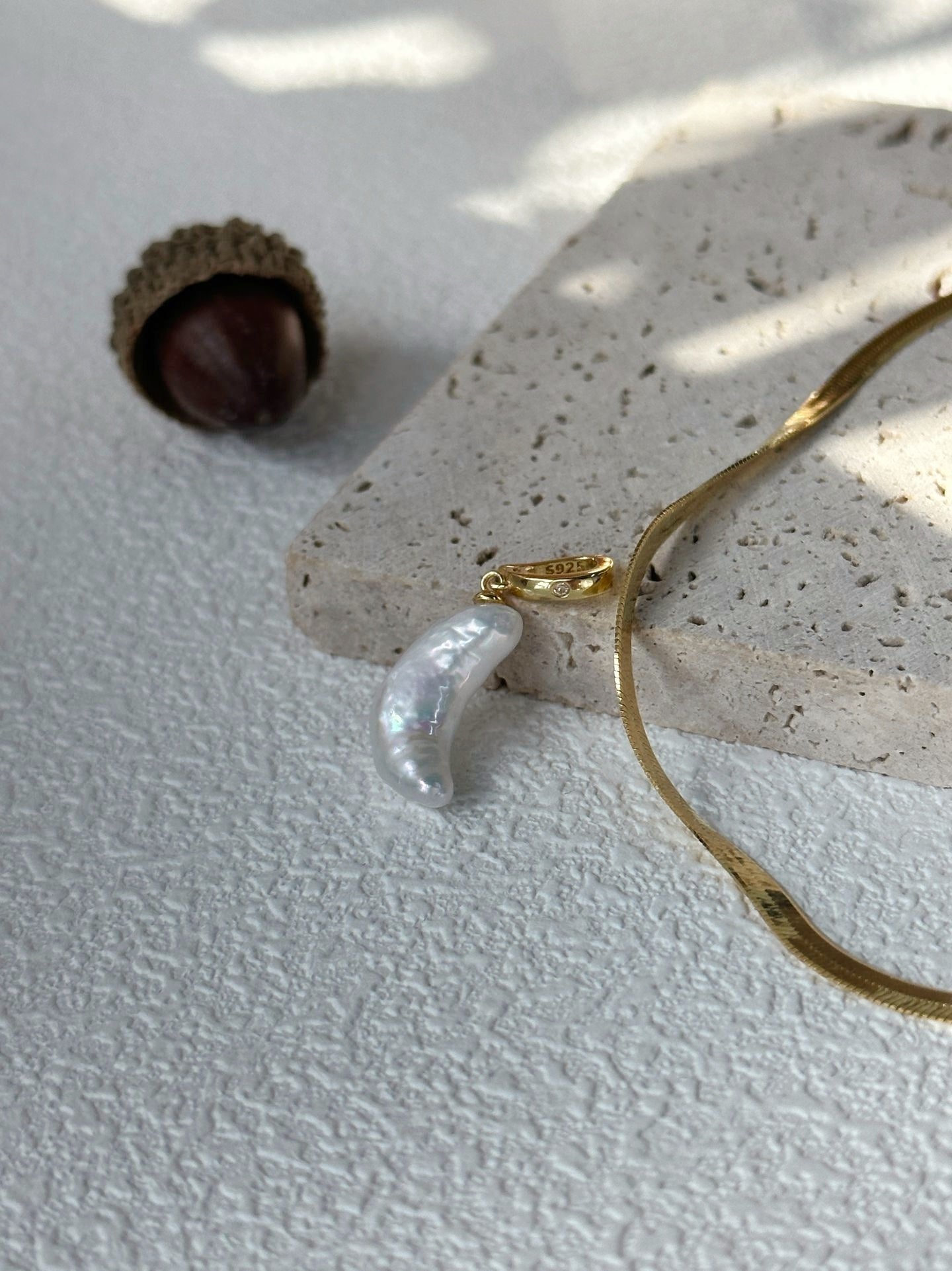 Singola perla luna collana d'oro