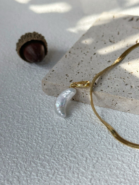 Singola perla luna collana d'oro