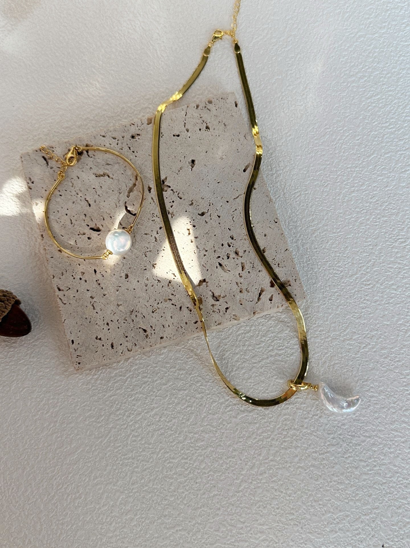 Singola perla luna collana d'oro