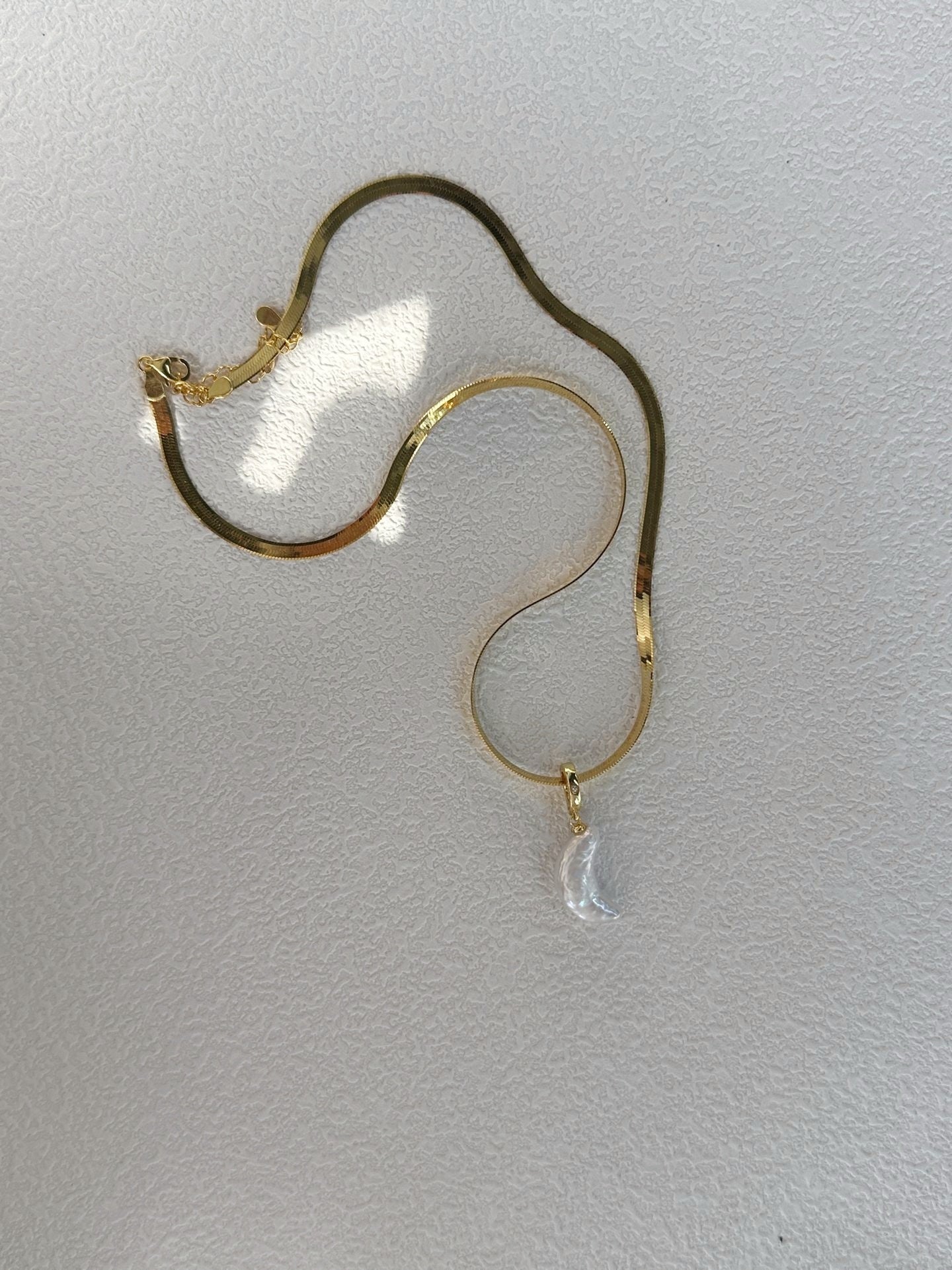 Singola perla luna collana d'oro