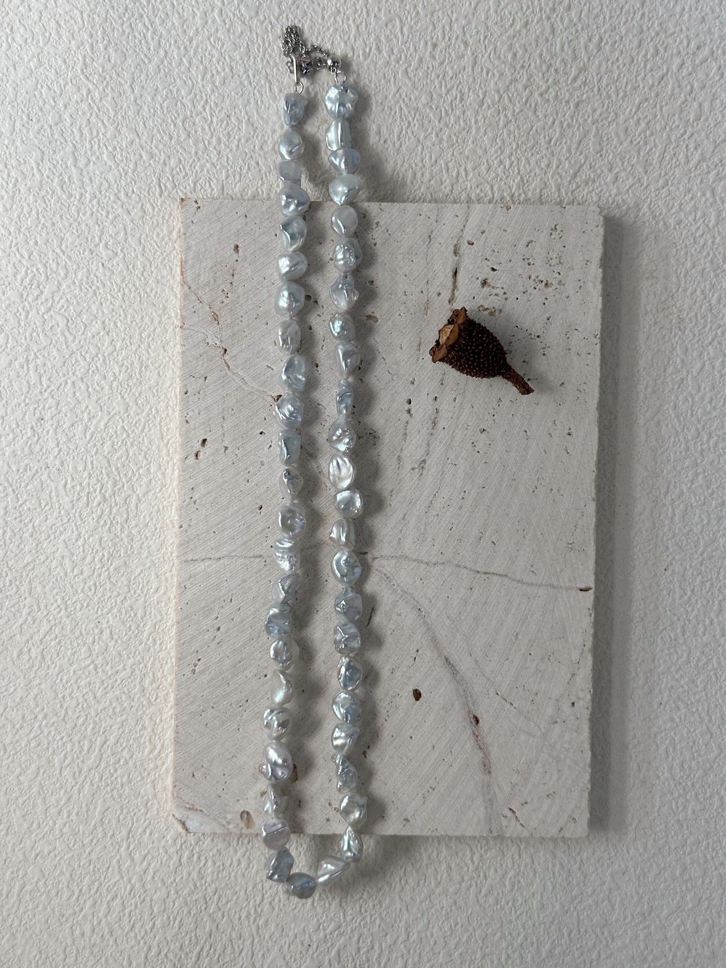 Collana con perle barocche di blu