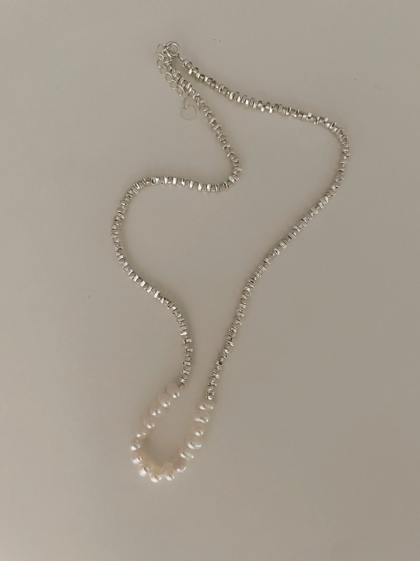 Collana d'argento con perle barocche