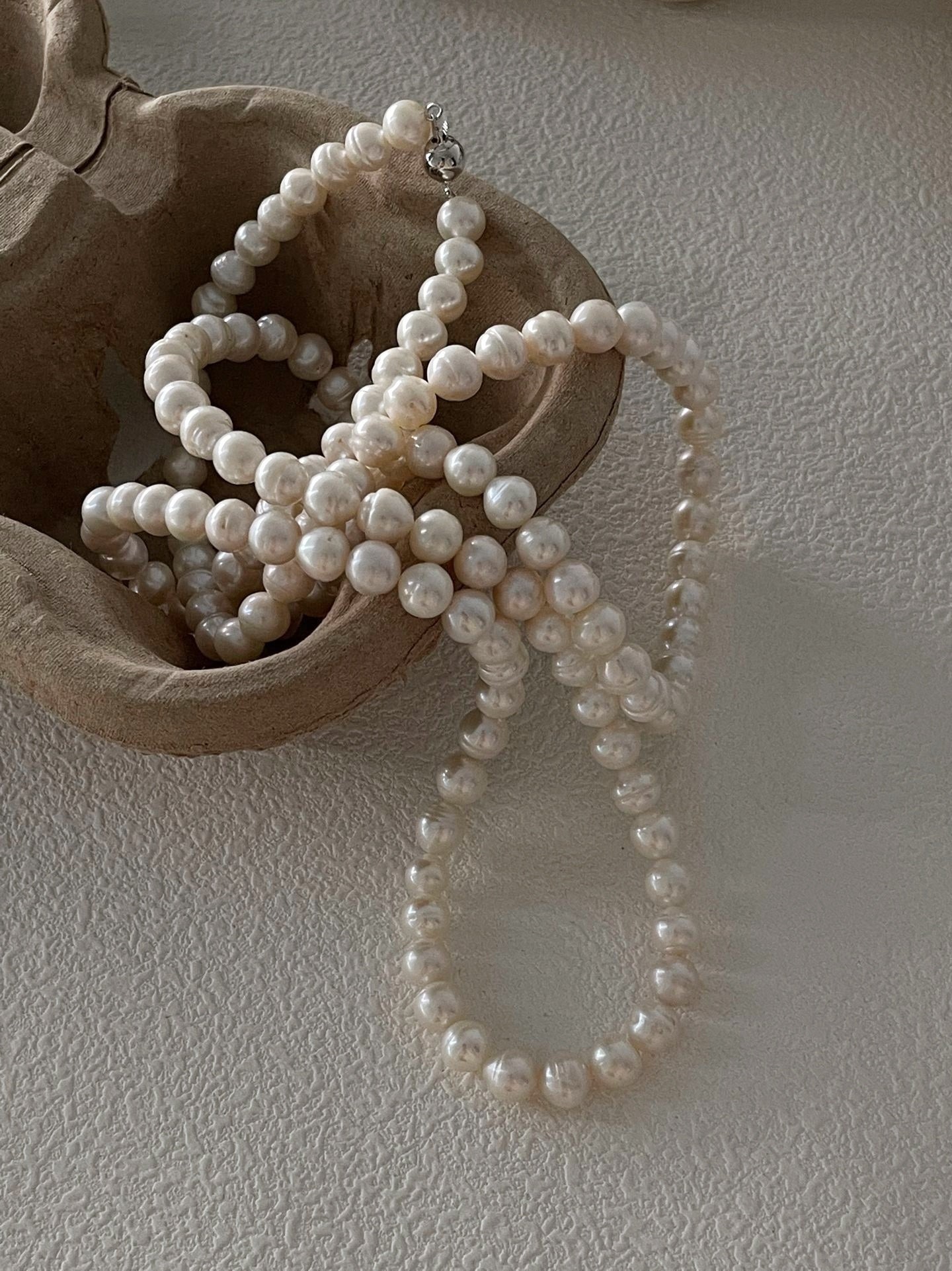 Collana lunga di perle filettate