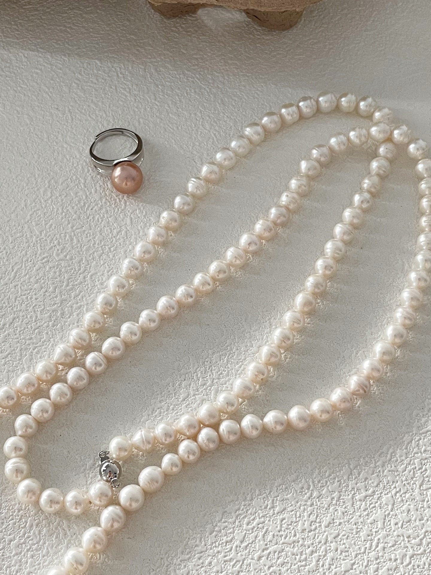 Collana lunga di perle filettate