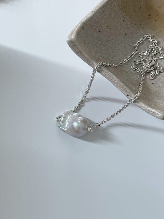Collana in argento con perla barocca grande